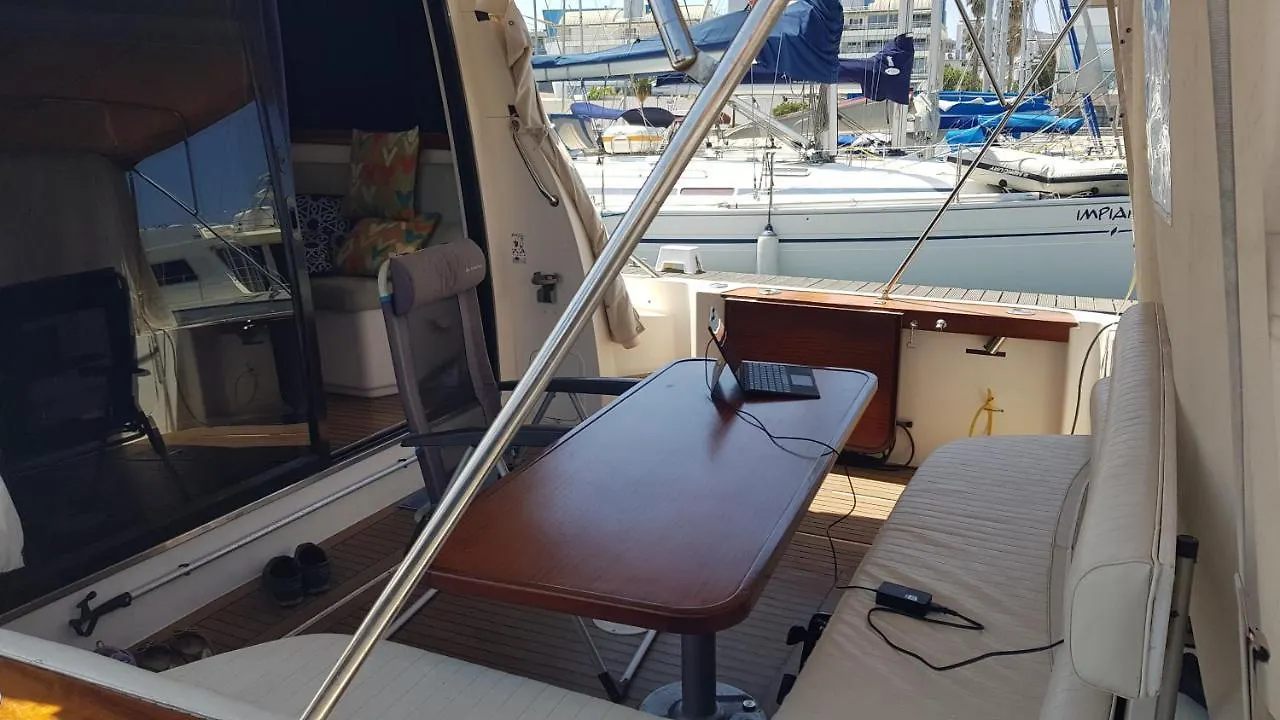 Private Yacht, We Love Our Guests Lisboa 船屋