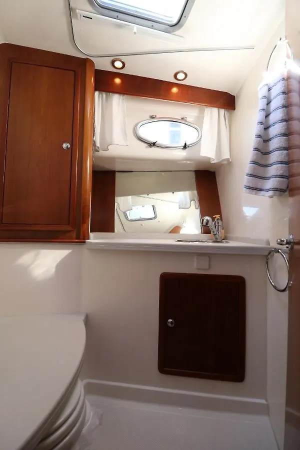 Botel Private yacht all confort: we love our guests Lissabon Portugal